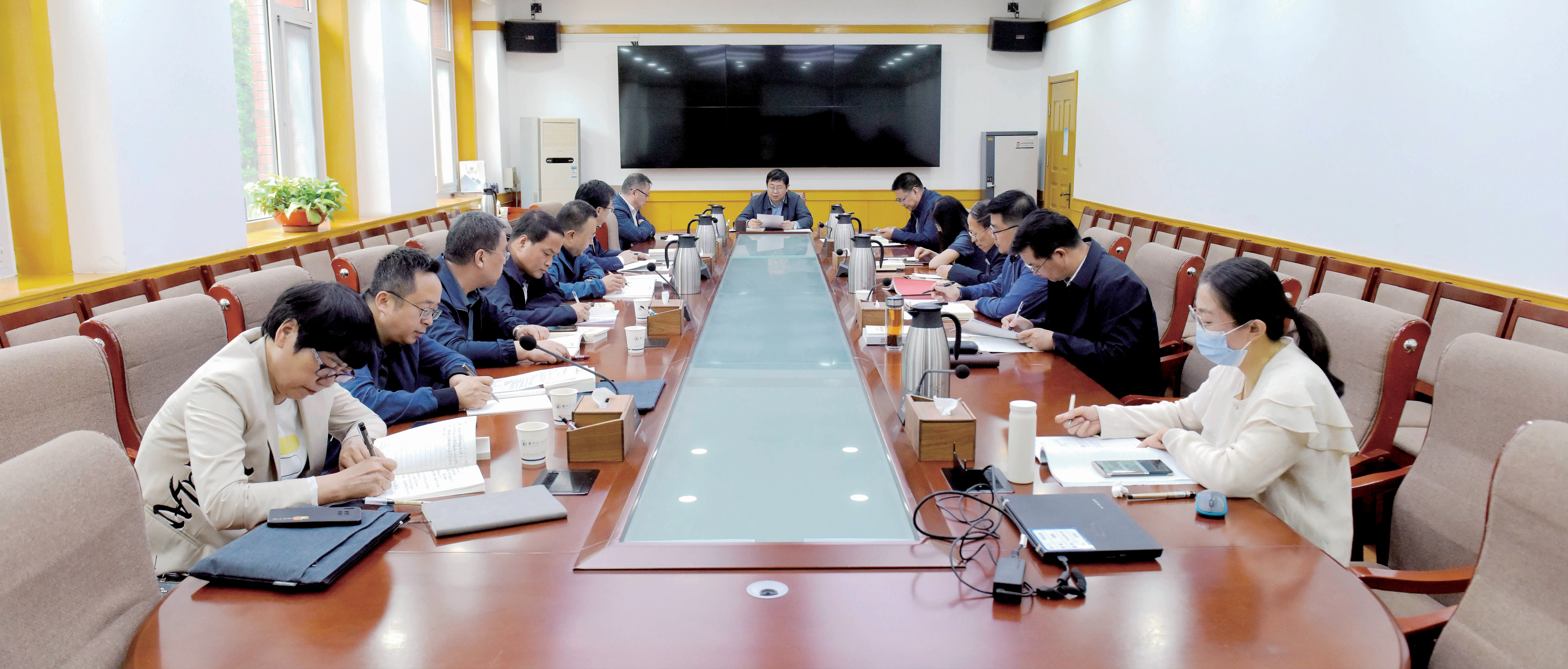 学校党委理论学习中心组召开集体学习会