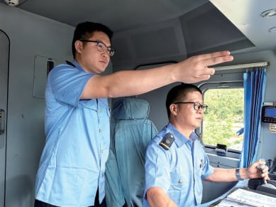 开通当日，他们担当热滑试验