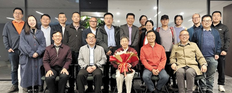我校骆建军教授参加北戴河暑期专家休假活动并受到中央领导接见