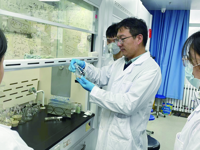 俯首育桃李 润物细无声
