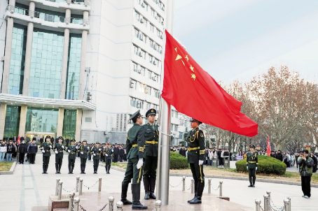 我校举行新学期升国旗仪式