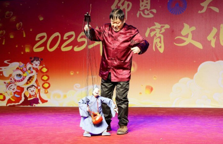 师生沉浸式体验非遗 感受中华传统文化魅力