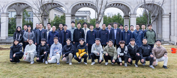 学校领导与师生共植树 携手共建绿色校园